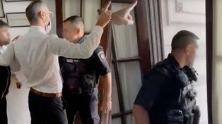 El momento en que el policía ingresa al estudio jurídico.&nbsp;