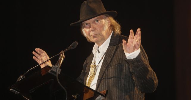 Neil Young amenaza con retirar sus canciones si Spotify no cancela el podcast antivacunas de Joe Rogan.