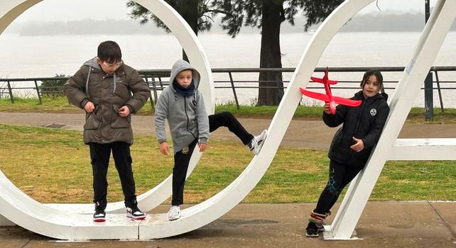 Todos por Nico. El nene &nbsp;jugó con amigos hoy en el Parque de las Colectividades.