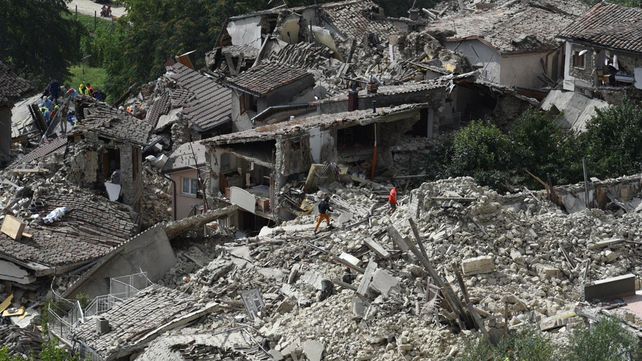 Ascienden a 120 los muertos por el devastador terremoto en el centro de Italia