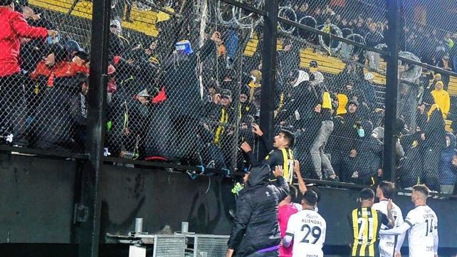 Así fueron los incidentes entre los hinchas de Peñarol y Colón en las tribunas