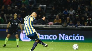 El defensor Quintana pateó el penal y el arquero&nbsp; Cambeses se lo atajó.