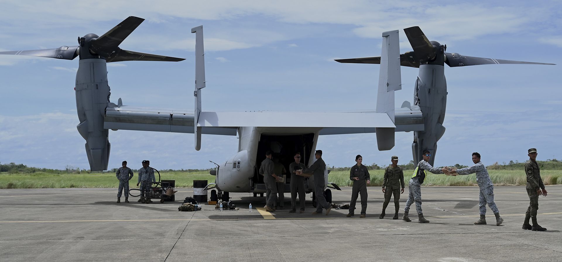 Soldados cargan cajas de artículos de socorro en un avión estadounidense V-22 Osprey, en el aeropuerto Lal-lo en la provincia de Cagayán, al norte de Filipinas, el jueves 3 de agosto de 2023. El aeropuerto Lal-lo es uno de los sitios adicionales para la Cooperación de Defensa Mejorada Acuerdo (EDCA) entre Filipinas y los Estados Unidos. (Jam Sta. Rosa/Pool Photo vía AP) Soldados cargan cajas de artículos de socorro en un avión estadounidense V-22 Osprey, en el aeropuerto Lal-lo en la provincia de Cagayán, al norte de Filipinas, el jueves 3 de agosto de 2023. El aeropuerto Lal-lo es uno de los sitios adicionales para la Cooperación de Defensa Mejorada Acuerdo (EDCA) entre Filipinas y los Estados Unidos. (Jam Sta. Rosa/Pool Photo vía AP)