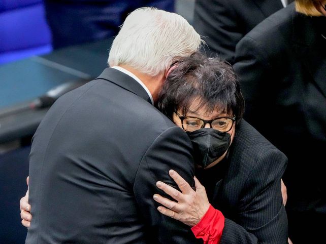 La sobreviviente de Auschwitz  Inge Auerbacher es abrazada por el presidente de Alemania, Frank-Walter Steinmeier.