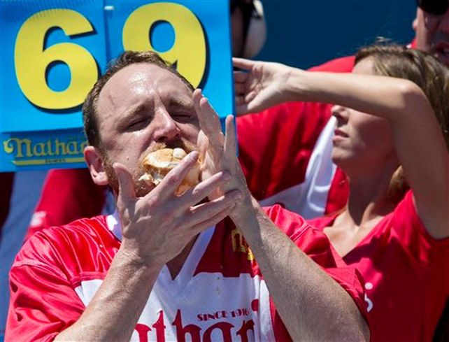 Ganador de concurso de hot dogs en Estados Unidos bate nuevo récord