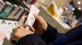 Productos cosméticos como cremas y maquillajes tendrán menos regulaciones, a partir de la nueva medida de Anmat