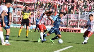 Atlético de Rafaela no supo defender dos jugadas de pelota detenida y lo pagó caro.