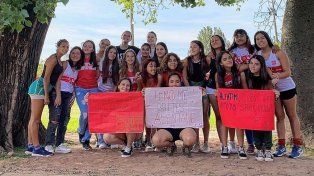 Las jugadoras de hockey sobre césped de Talleres con los carteles de: No me grites, alentame.
