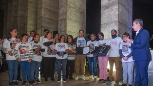 Los familiares de víctimas de inseguridad, esta tarde, junto al intendente.