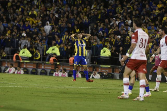 Malcorra se lamenta en medio de la derrota de Central contra Huracán, que tuvo a Echavarría como árbitro.