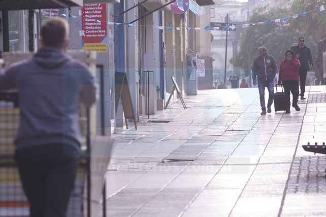 Comercios cerrados y poca gente en la peatonal de Paraná 