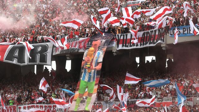 Un hincha de River cayó desde una tribuna y murió: suspendieron el partido con Defensa