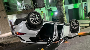 Fuerte choque contra un auto estacionado y vuelco: una mujer herida