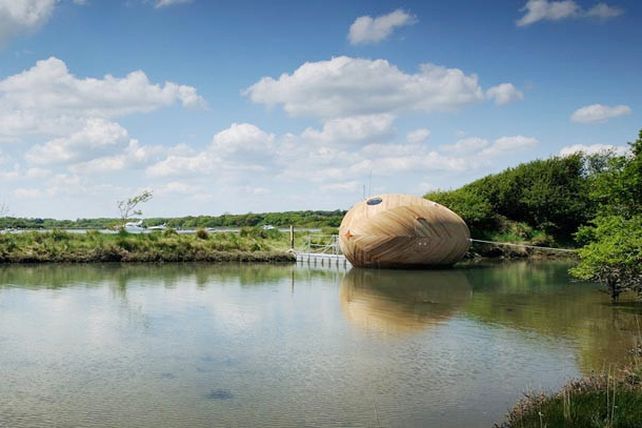 Artista inglés vive en un ¡huevo flotante de madera!