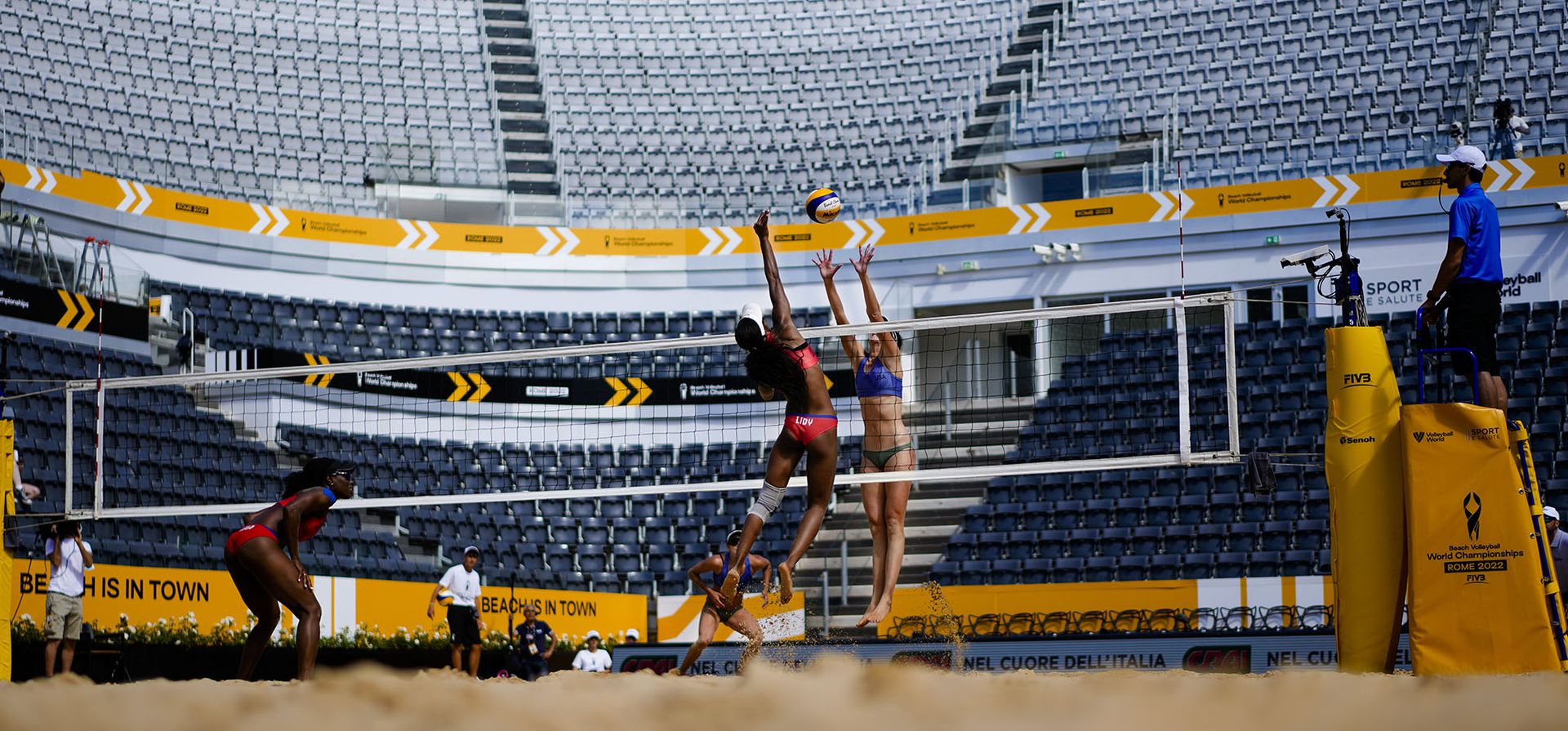 Terese Cannon de Estados Unidos, derecha, y Lady Echeverría de Cuba, segunda desde la derecha, en acción durante su partido en el Campeonato Mundial de Voleibol de Playa en Roma.