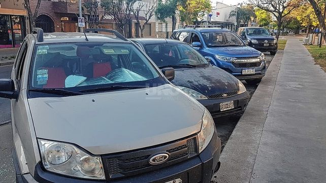 Los dueños de los vehículos en Avenida Freyre se percataron del vandalismo y robo cuando fueron a buscarlos Los dueños de los vehículos en Avenida Freyre se percataron del vandalismo y robo cuando fueron a buscarlos