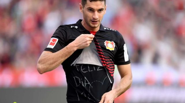 Una dedicatoria especial de Alario en su segundo gol en el Leverkusen