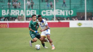 Jaminton Campaz fue titular en Central ante Sarmiento.