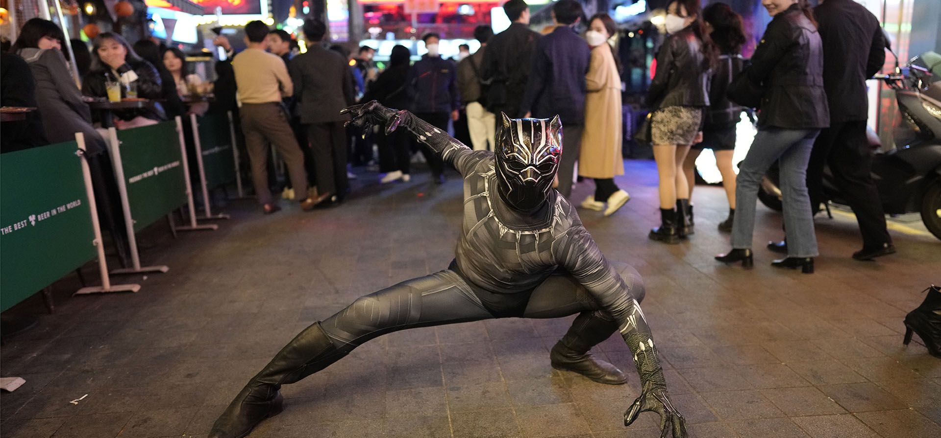 Un hombre disfrazado posa para una foto mientras cientos continúan reuniéndose en un distrito, un área de reunión popular para el próximo Halloween, en Seúl, Corea del Sur, el viernes 28 de octubre de 2022. 