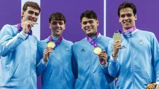 El ex Unión, Dante Nicola, tercero desde la izquierda, con la medalla de oro conseguida en Asunción.