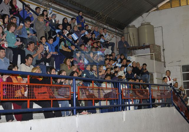 COLMADO. Un gran marco de público siguió de cerca las acciones del juego. Desde las 15 comenzó a llegar la gente al Club Olimpia. Foto UNO/Mateo Oviedo
