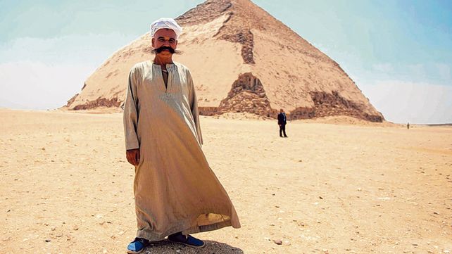 Legado. La Pirámide Acodada y su pirámide satélite se encuentran ubicadas a unos 40 kilómetros de El Cairo.