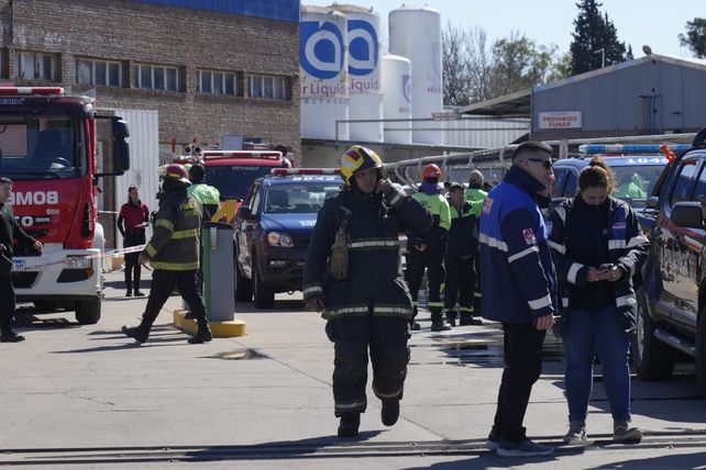 Cinco dotaciones de Bomberos Zapadores trabajaban en el lugar donde cayó la avioneta.