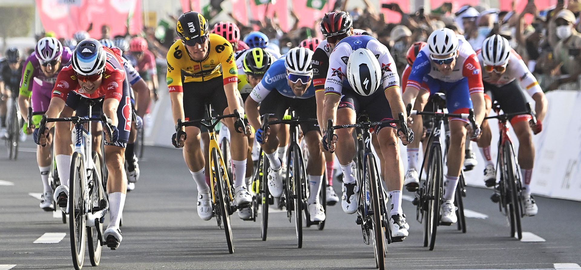 El británico Mark Cavendish recorre camino al ganar la segunda etapa de la Vuelta Ciclista de los Emiratos Árabes Unidos desde la isla de Hudayriyat en el rompeolas de Abu Dhabi, Emiratos Árabes Unidos, el lunes 21 de febrero de 2022.