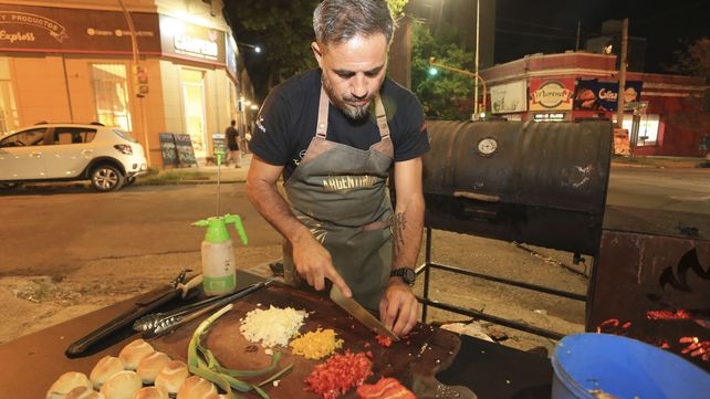 Chano maría cortando las verduras para la salsa criolla que acompañó el asado.&nbsp;