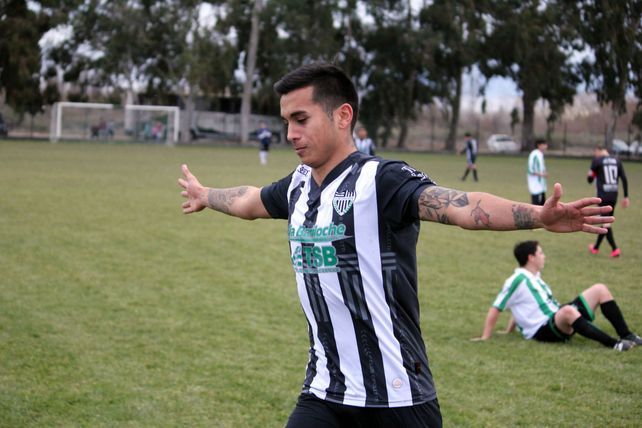 Festejo. El delantero neuquino viene de convertir goles en el torneo Federal A y la Copa Argentina.