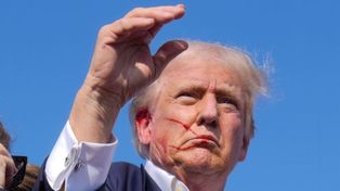 El líder republicano Donald Trump tras recibir el impacto de un proyectil de bala en pleno acto de campaña.