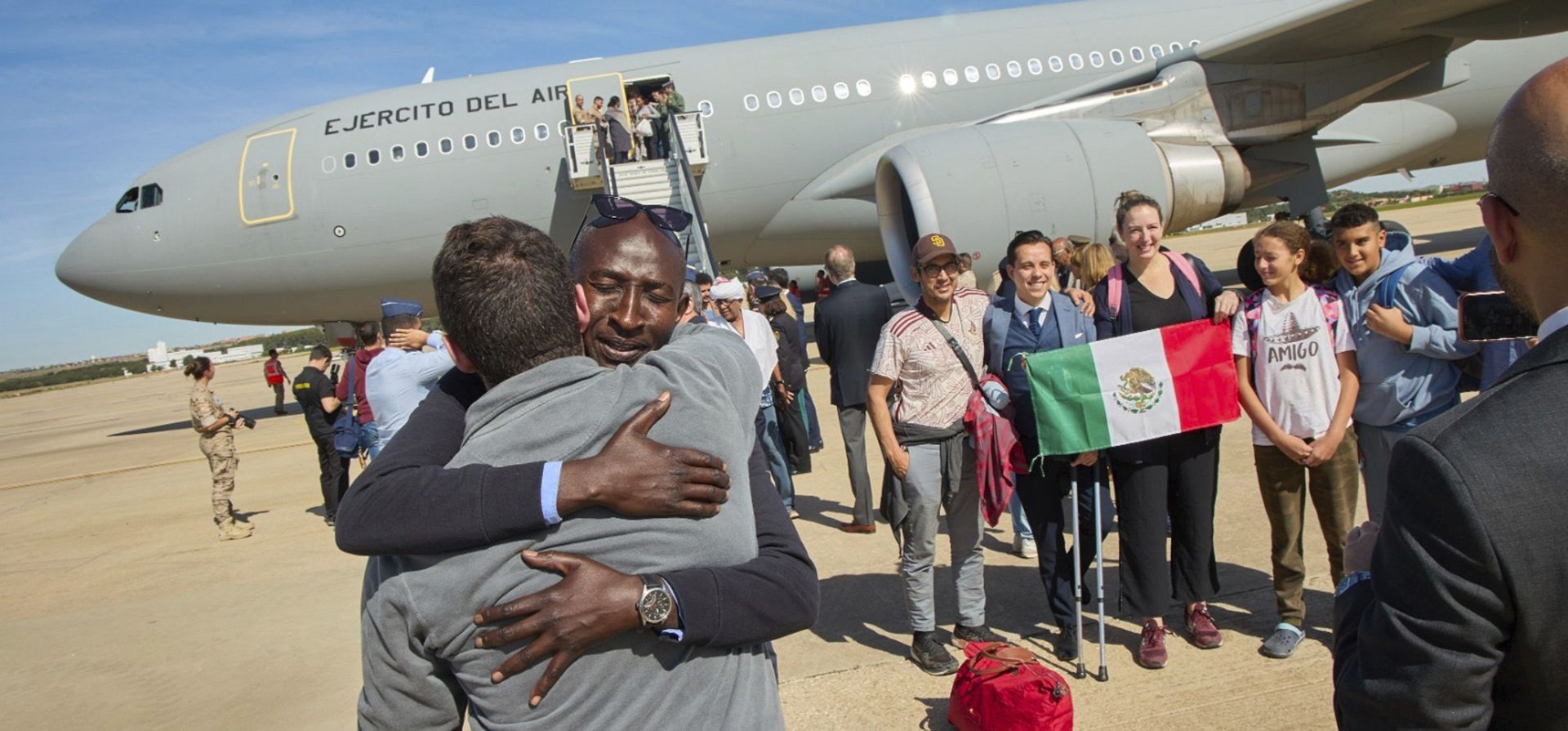 En esta foto proporcionada por el Ministerio de Defensa español, pasajeros de Sudán desembarcan de un avión de la Fuerza Aérea Española en la Base Aérea de Torrejón en Madrid, el lunes de abril. 24, 2023. (Ministerio de Defensa español vía AP)