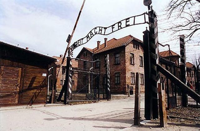 Roban la emblem&aacute;tica placa del campo de concentraci&oacute;n de Auschwitz