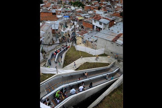 Medellín tiene las primeras escaleras eléctricas del mundo, en una villa
