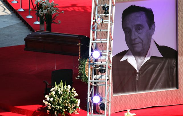 El homenaje a Gómez Bolaños concluyó cuando un grupo de mariachis interpretó Las Golondrinas.