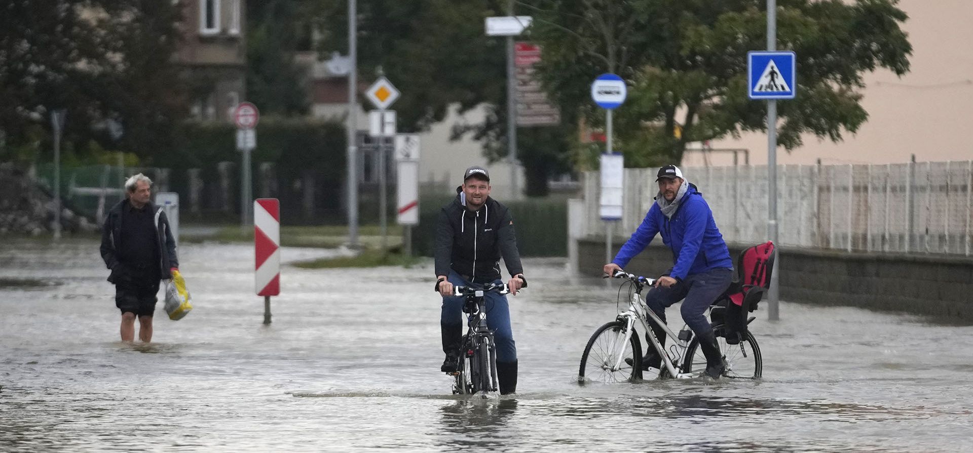 Los residentes pasean en bicicleta por una calle inundada en Litovel, República Checa, el lunes 16 de septiembre de 2024. Una profunda zona de baja presión sobre Europa central y oriental ha provocado lluvias extremas e inundaciones catastróficas en los últimos días. (Foto AP/Petr David Josek) Los residentes pasean en bicicleta por una calle inundada en Litovel, República Checa, el lunes 16 de septiembre de 2024. Una profunda zona de baja presión sobre Europa central y oriental ha provocado lluvias extremas e inundaciones catastróficas en los últimos días. (Foto AP/Petr David Josek)