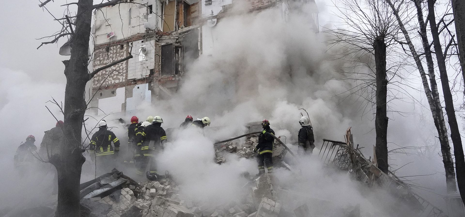 Rescatistas trabajan en la escena de un edificio dañado por el ataque con cohetes rusos en Kharkiv, Ucrania, el martes 23 de enero de 2024. (Servicio de Emergencia de Ucrania vía AP Photo) Rescatistas trabajan en la escena de un edificio dañado por el ataque con cohetes rusos en Kharkiv, Ucrania, el martes 23 de enero de 2024. (Servicio de Emergencia de Ucrania vía AP Photo)
