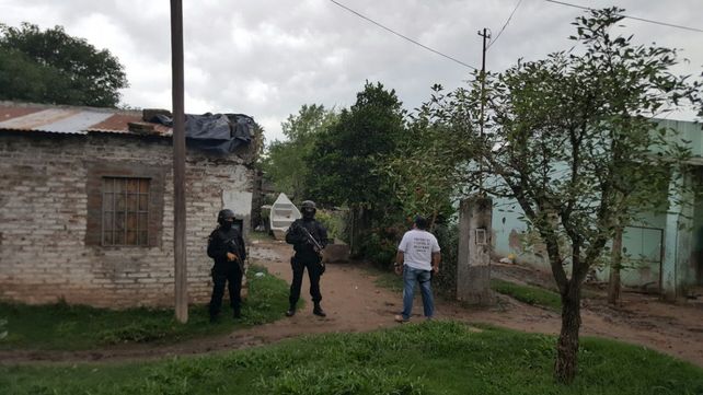 Madre e hija escondían dinero y droga para la venta en una Biblia