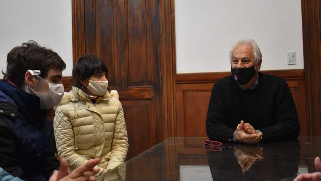 El director Juan Farina recibió a los estudiantes olímpicos.
