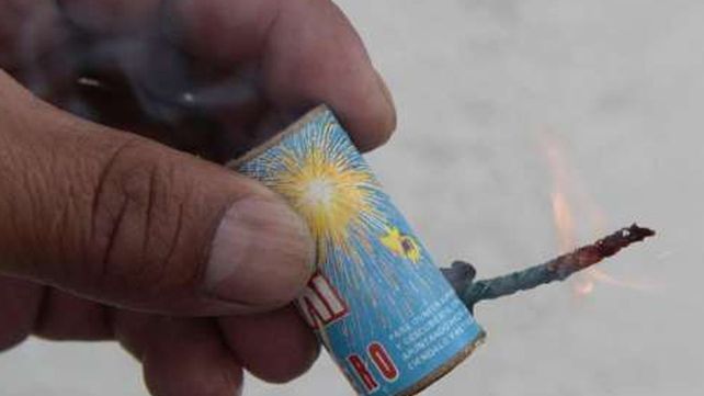 Jugaba con cohetes y tuvo un accidente: le amputaron dos dedos