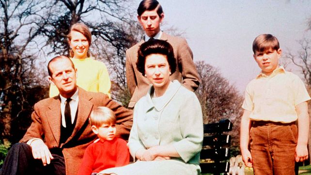 Quién era el príncipe Felipe: su trágica infancia, su vínculo con la reina y The Crown