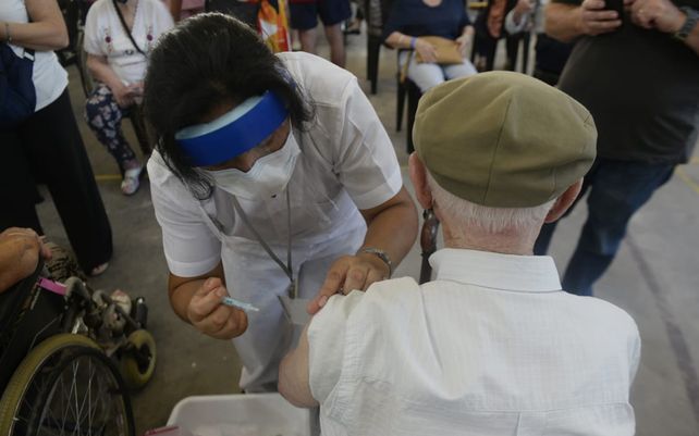 En imágenes: comenzó la vacunación a mayores de 90 años en la ex Rural