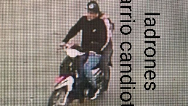 La pareja de motochorros que actúa en Candioti Sur