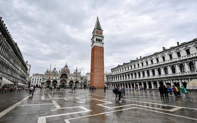 La peste asoló otras veces Venecia, pionera en el uso de medidas sanitarias de plena actualidad: el aislamiento y la cuarentena fueron invento de los venecianos.