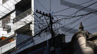 Limpieza visual en la peatonal santafesina: retiran cables en desuso y avanzan hacia el soterramiento