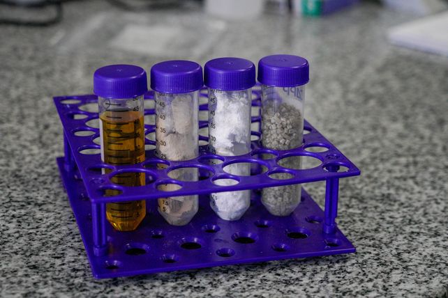 Proceso científico que muestra cómo el aceite de soja se transforma en bioplástico en forma de pellets.