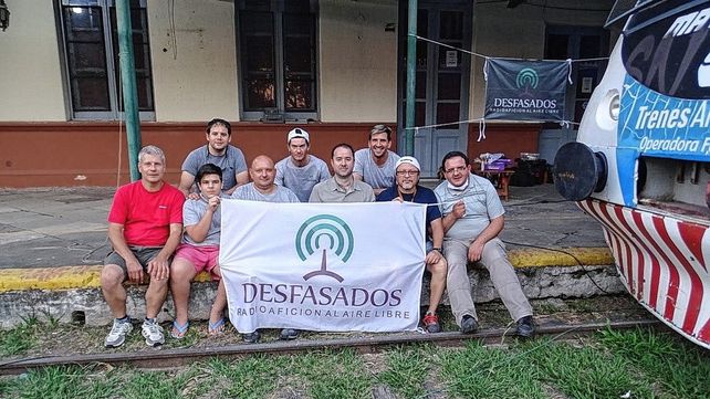 Leandro Alemjunto a un grupo de radioaficionados en una activación en la estación delferrocarril