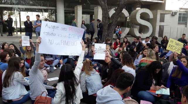 Sentada en contra del aumento desmedido de aranceles en la facultad. // FOTO. gentileza radio EME.