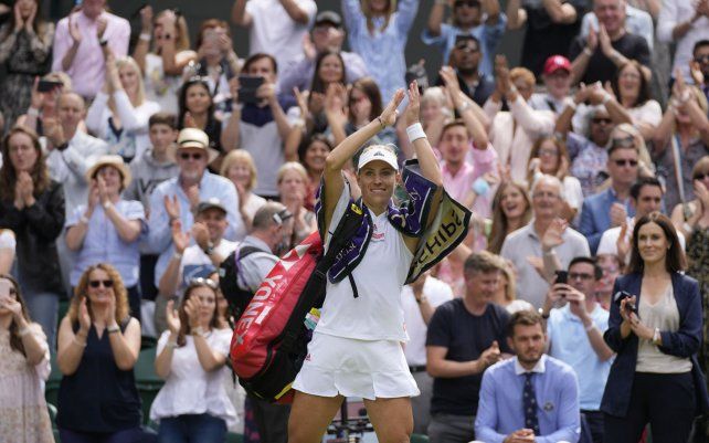 La alemana Angelique Kerber es reconocida por el público luego de ser derrotada por la australiana Ashleigh Barty al final del partido de semifinales femeninos individuales en el décimo día del Torneo de Tenis de Wimbledon en Londres.