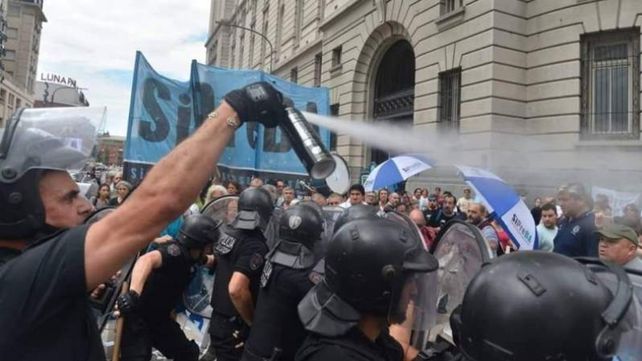 Trabajadores y trabajadoras de prensa de medios públicos fueron  reprimidos ayer al mediodía mientras  realizaban una protesta en reclamo de mejoras salariales.